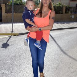 Techi con su hijo en brazos por las calles de Sevilla