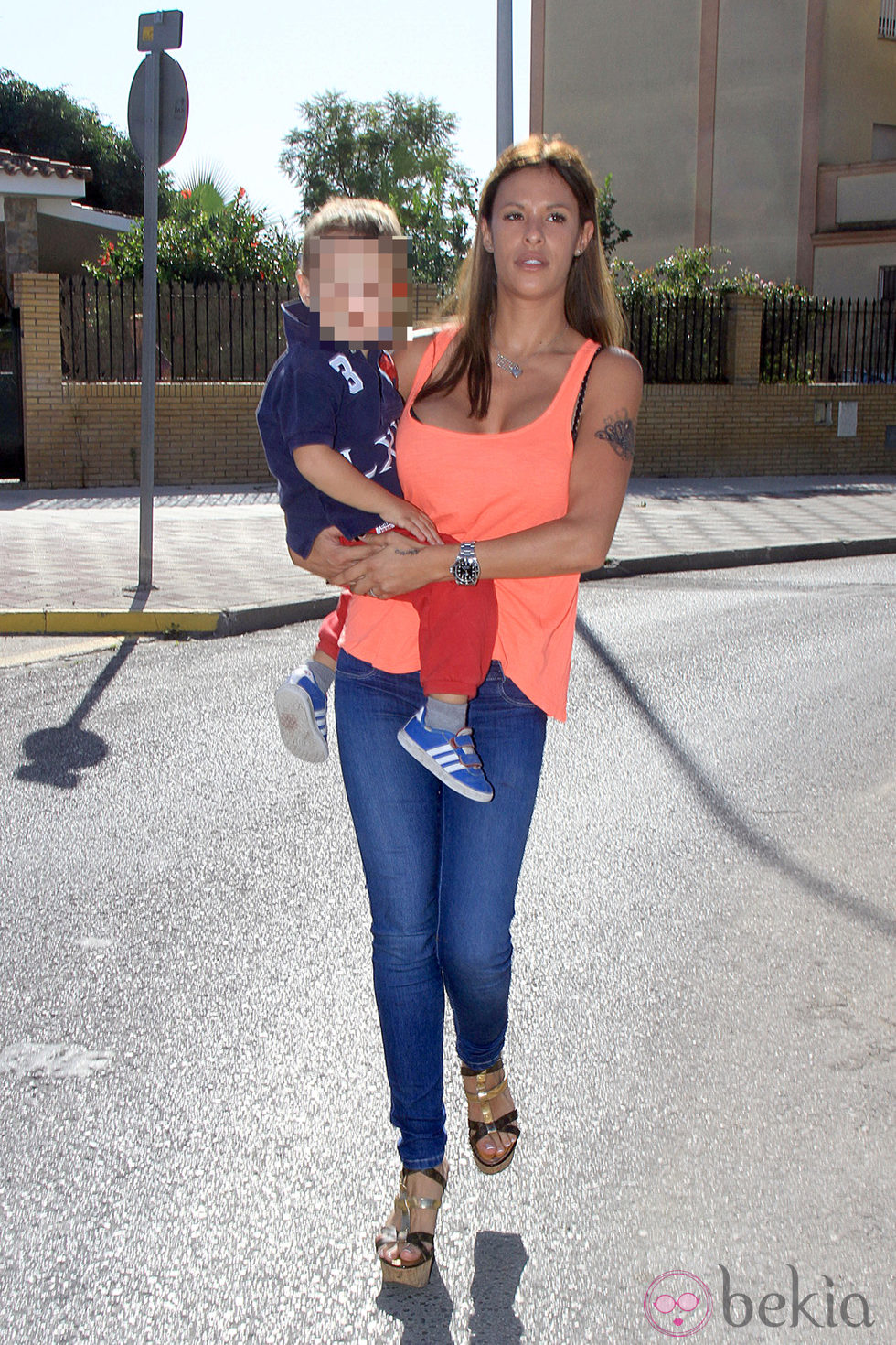 Techi con su hijo en brazos por las calles de Sevilla