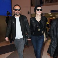 Sharon Stone y David Deluise a su llegada al aeropuerto de Los Ángeles