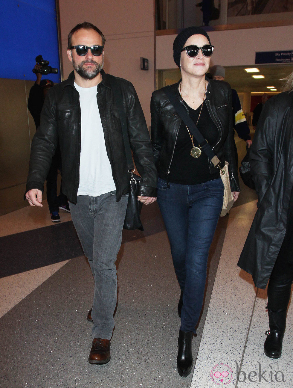 Sharon Stone y David Deluise a su llegada al aeropuerto de Los Ángeles