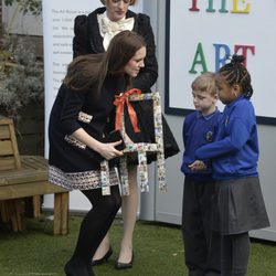 Kate Middleton recibe el regalo de unos niños en su visita a la escuela Barlby de Londres