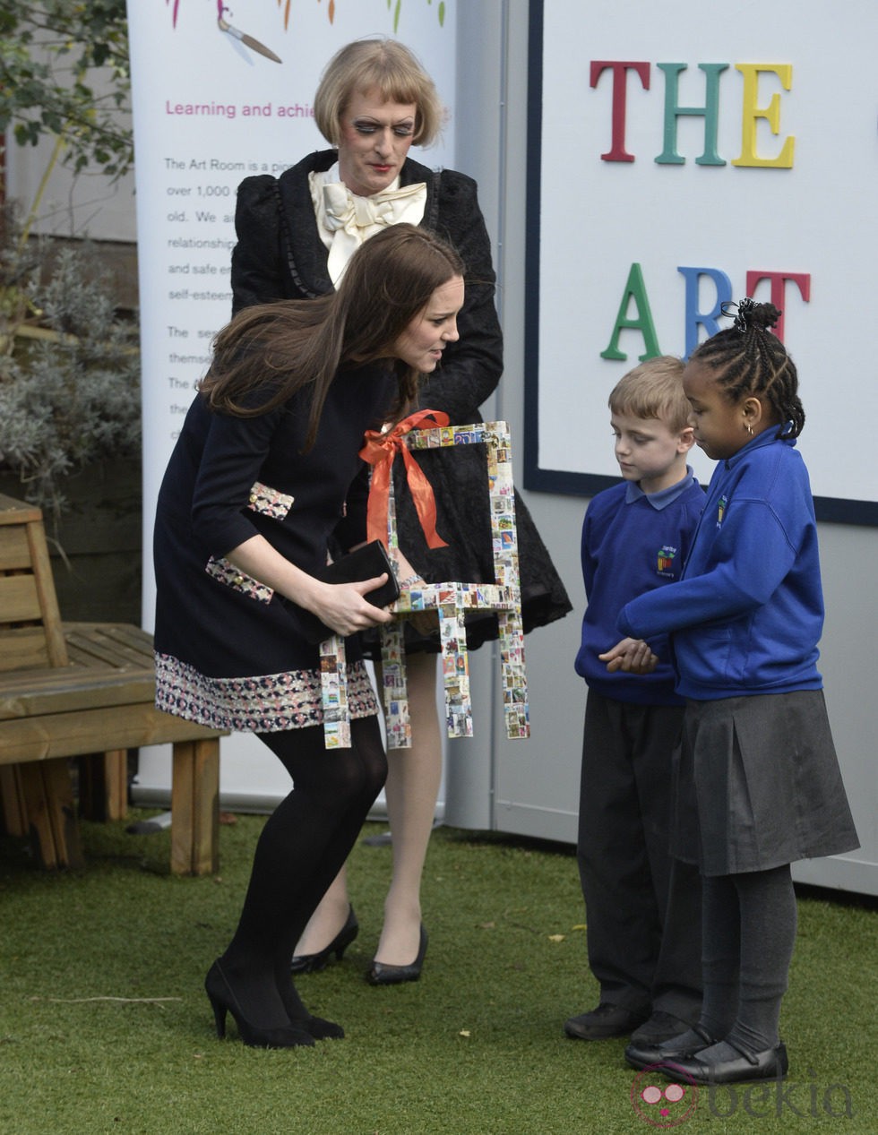 Kate Middleton recibe el regalo de unos niños en su visita a la escuela Barlby de Londres