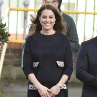 Kate Middleton luce embarazo en su visita a la escuela Barlby de Londres