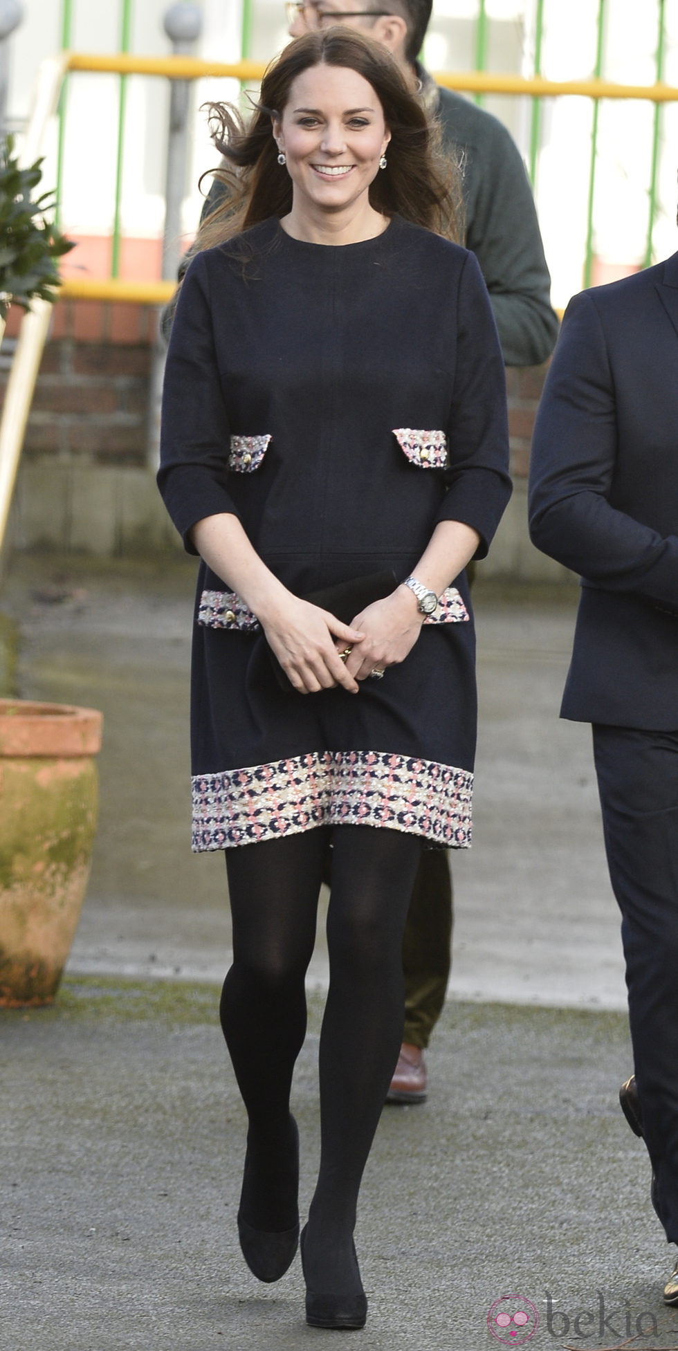 Kate Middleton luce embarazo en su visita a la escuela Barlby de Londres