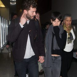 Jamie Dornan con su mujer Amelia Warner en el aeropuerto de Los Angeles