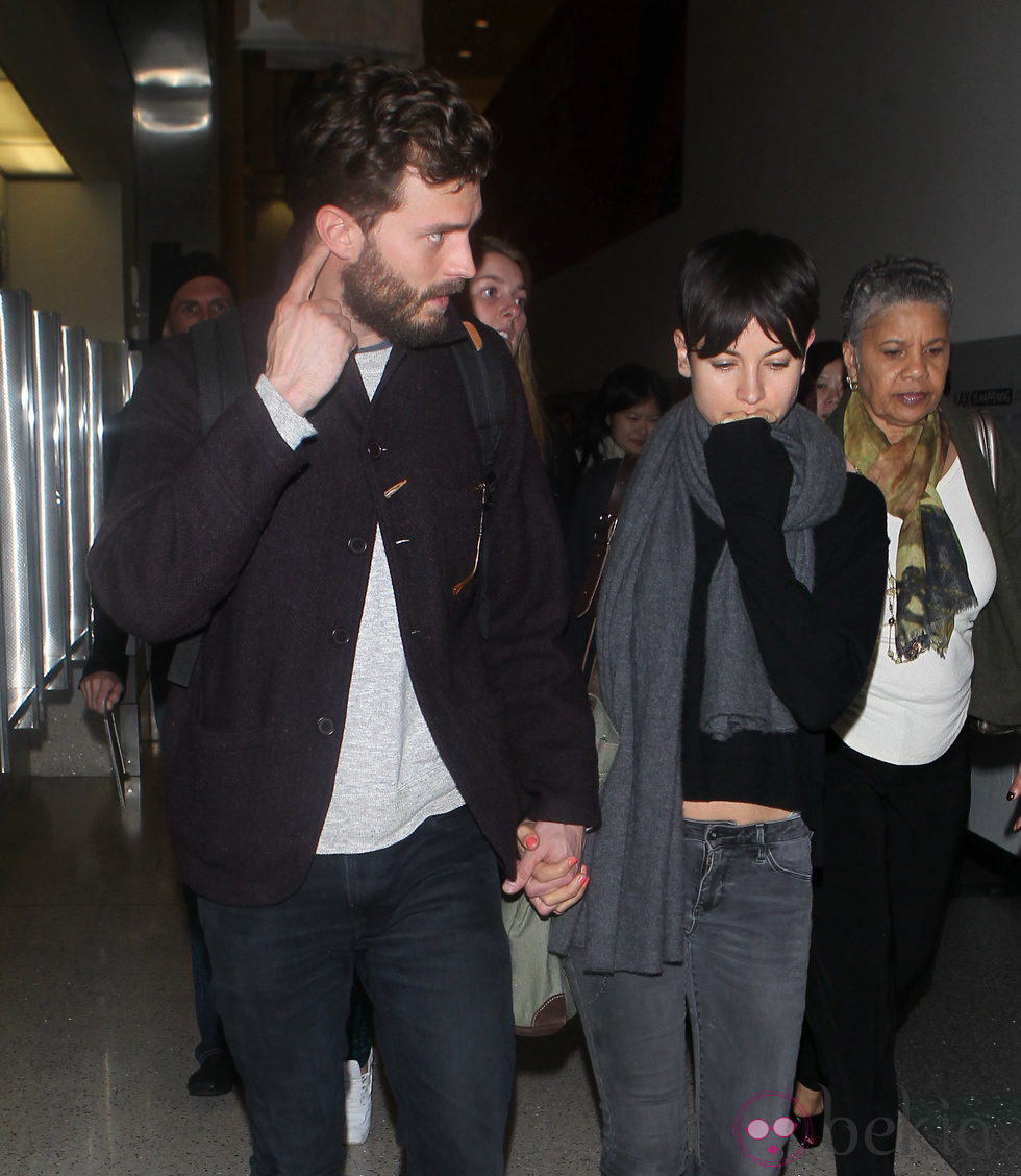 Jamie Dornan con su mujer Amelia Warner en el aeropuerto de Los Angeles