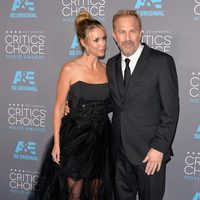 Kevin Costner y Christine Baumgartner en los Critics' Choice Awards 2015