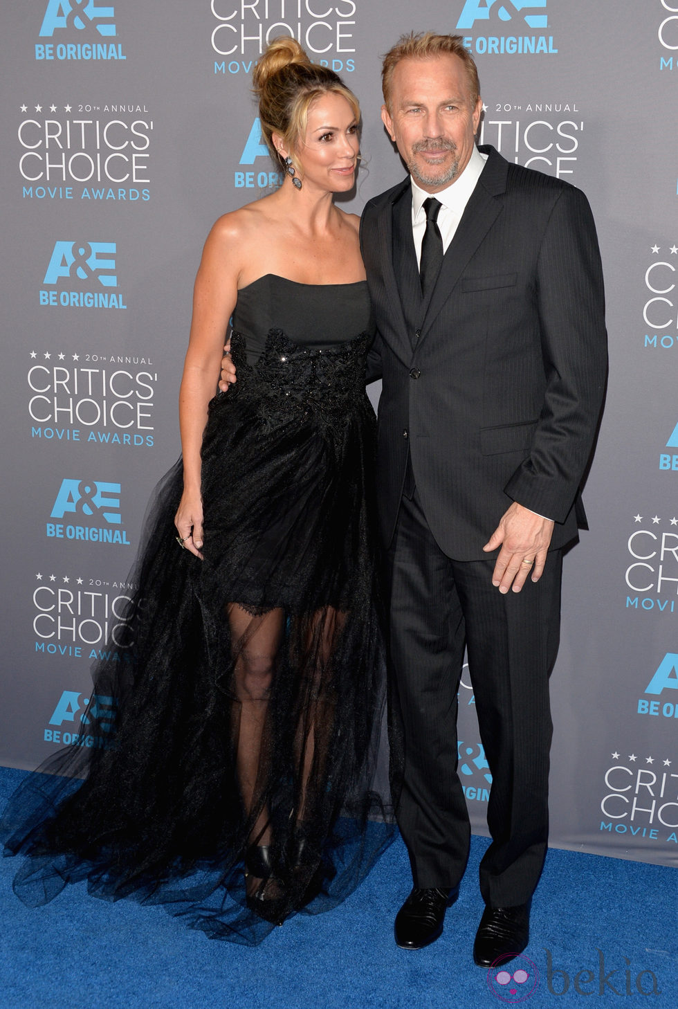 Kevin Costner y Christine Baumgartner en los Critics' Choice Awards 2015