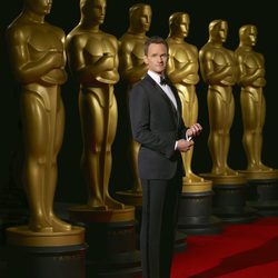 Neil Patrick Harris posando como presentador de los Oscar 2015