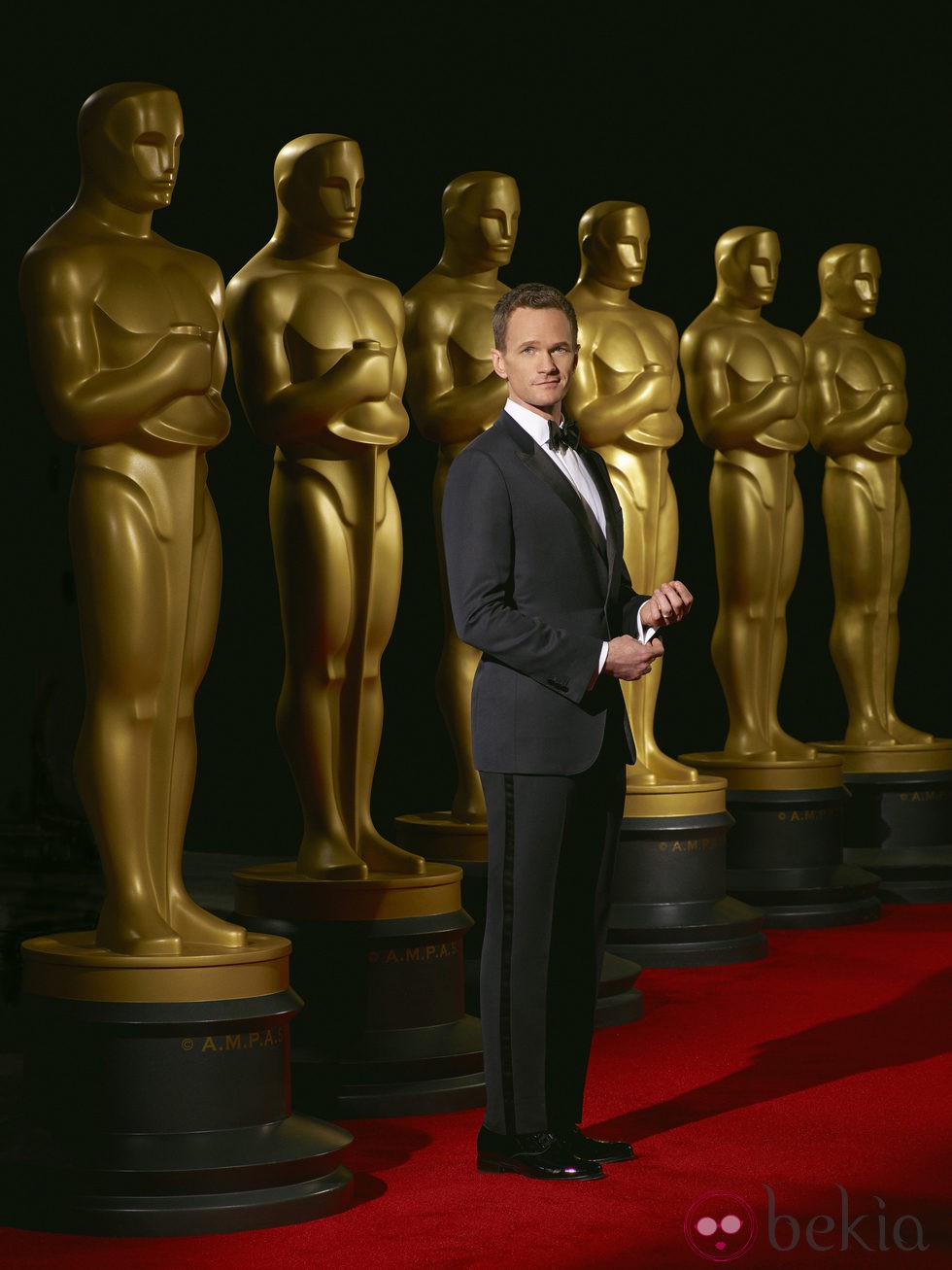 Neil Patrick Harris posando como presentador de los Oscar 2015