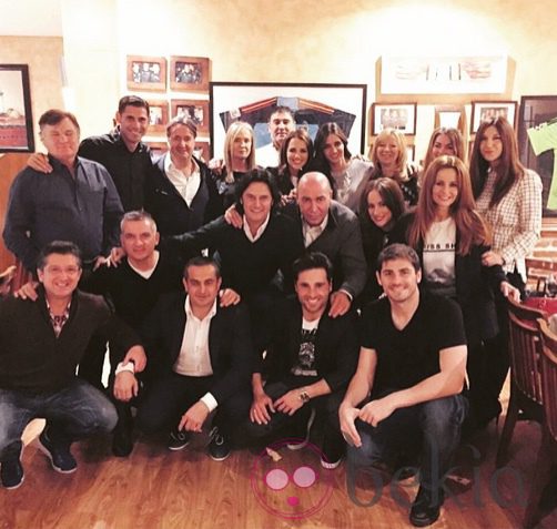 Sara Carbonero, Paula Echevarría, Iker Casillas, David Bustamante y Poty celebran con unos amigos una cena posnavideña