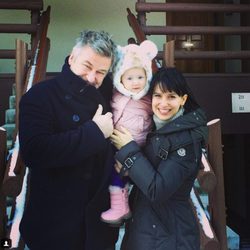 Alec Baldwin e Hilaria Thomas con su hija Carmen Gabriela en la nieve