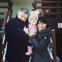 Alec Baldwin e Hilaria Thomas con su hija Carmen Gabriela en la nieve