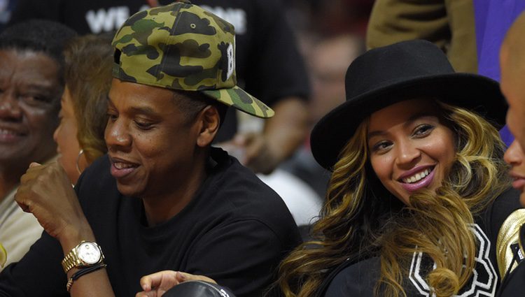 Beyoncé y Jay-Z en un partido de baloncesto en el Staples Center de Los Ángeles