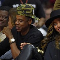 Beyoncé y Jay-Z en un partido de baloncesto en el Staples Center de Los Ángeles