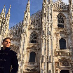 Marc Clotet junto al Duomo de Milán