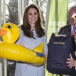 Kate Middleton recibe un flotador con forma de pato como regalo para el Príncipe Jorge