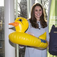 Kate Middleton recibe un flotador con forma de pato como regalo para el Príncipe Jorge