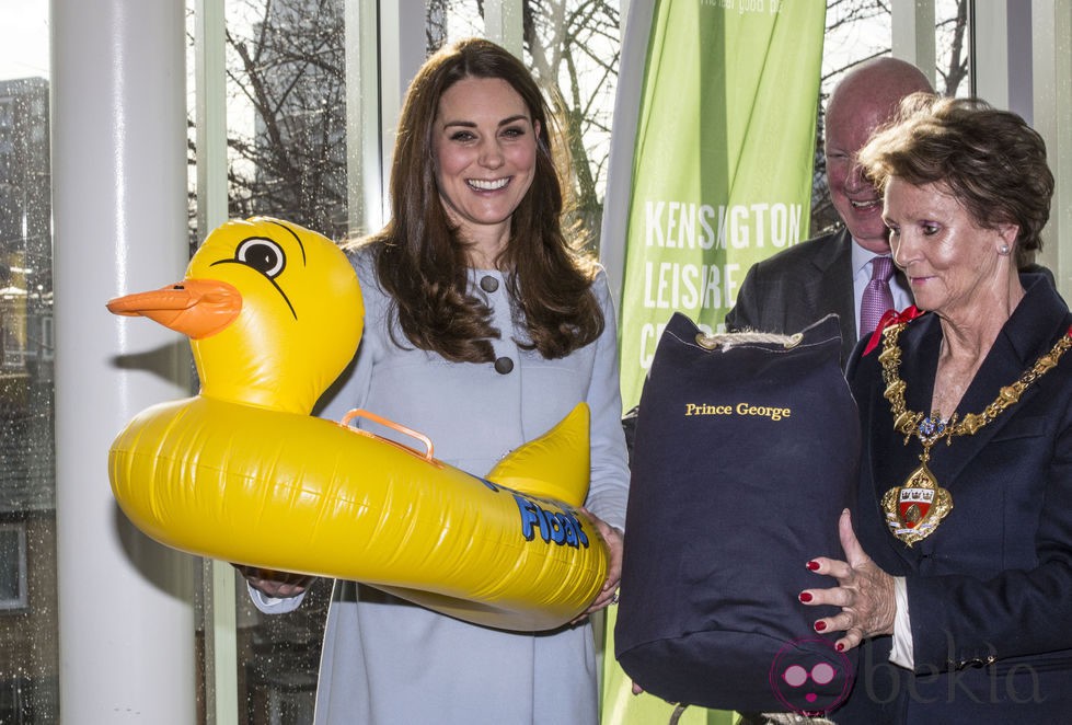 Kate Middleton recibe un flotador con forma de pato como regalo para el Príncipe Jorge