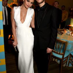 Selena Gomez y el dj ruso Zedd en la gala de los Globos de Oro 2015