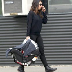Mila Kunis con su hija Wyatt Isabelle por Beverly Hills