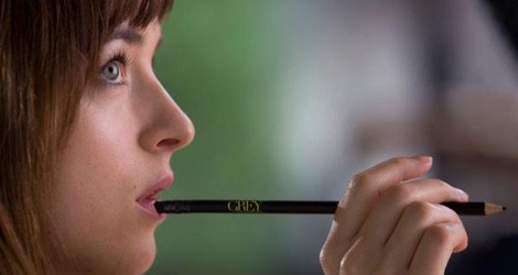 Dakota Johnson y su particular manera de morder lápices 'Cincuenta sombras de Grey'