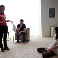 Jamie Dornan y Dakota Johnson escuchan a su directora en 'Cincuenta sombras de Grey'