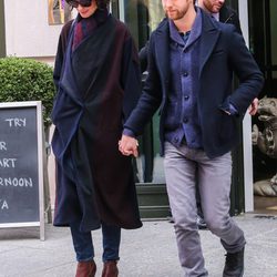 Anne Hathaway y Adam Shulman pasean por una calle de Nueva York