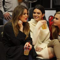 Kendall Jenner, Khloe Kardashian y Cara Delevingne en un partido de la NBA
