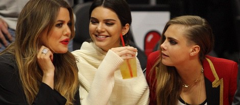 Kendall Jenner, Khloe Kardashian y Cara Delevingne en un partido de la NBA