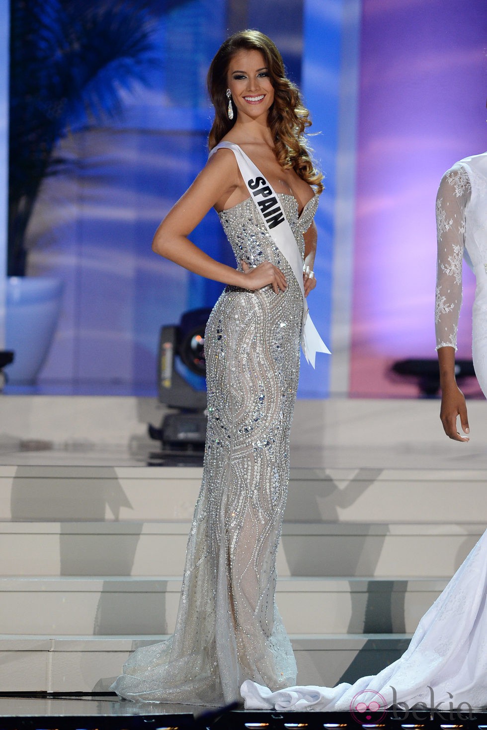 Desiré Cordero desfilando en traje de noche en la gala previa a la final de Miss Universo 2015