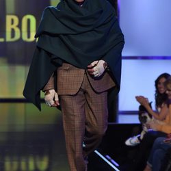 Kiko Matamoros desfilando con un diseño de Lucas Balboa en la Sálvame Fashion Week