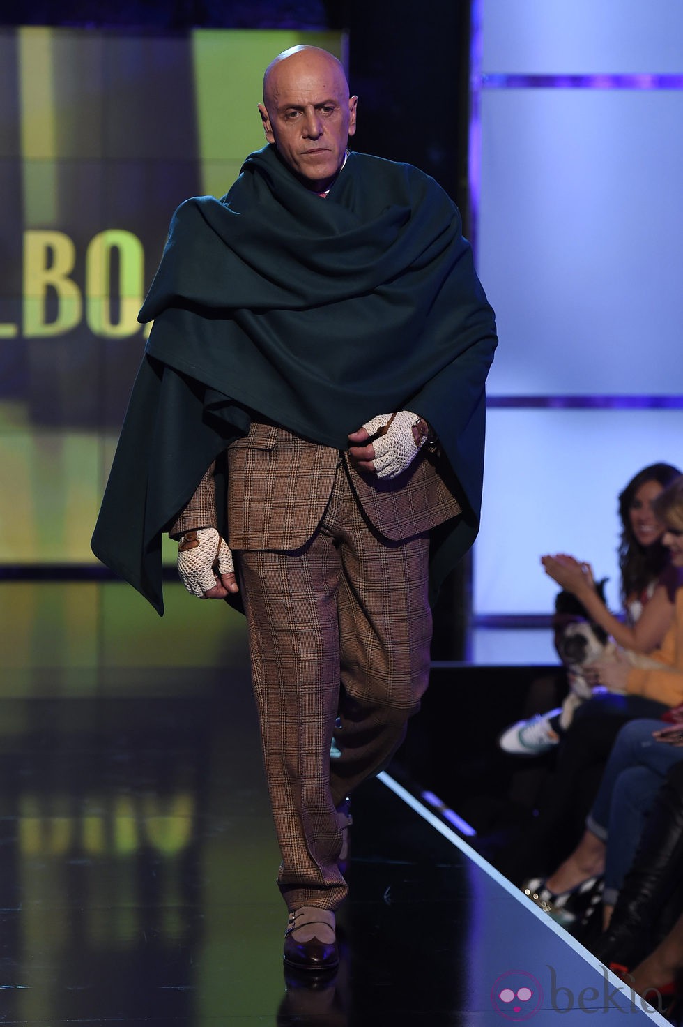 Kiko Matamoros desfilando con un diseño de Lucas Balboa en la Sálvame Fashion Week