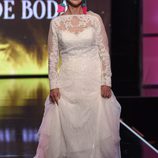 Karmele Marchante desfilando vestida de novia en la Sálvame Fashion Week