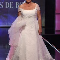 Chelo García Cortés desfilando vestida de novia en la Sálvame Fashion Week