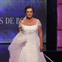 Chelo García Cortés desfilando vestida de novia en la Sálvame Fashion Week