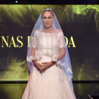 Rosa Benito desfilando vestida de novia en la Sálvame Fashion Week