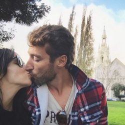 Raquel del Rosario y Pedro Castro se funden en un apasionado beso