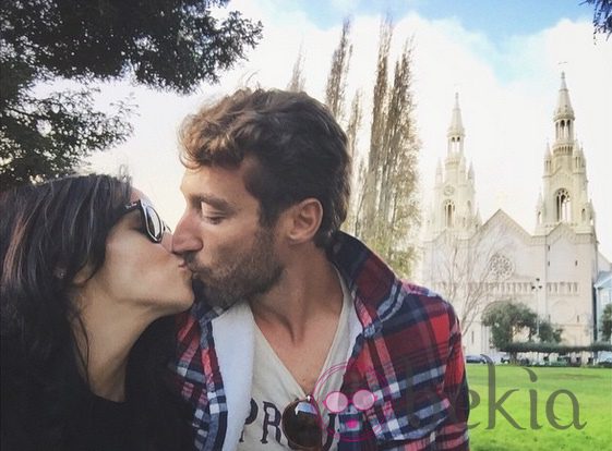 Raquel del Rosario y Pedro Castro se funden en un apasionado beso