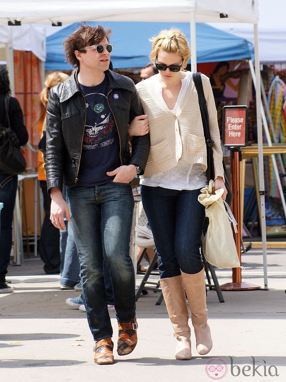 Ryan Adams y Mandy Moore pasean por un mercado semanas después de casarse