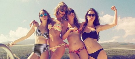 Taylor Swift posa en bikini junto a unas amigas
