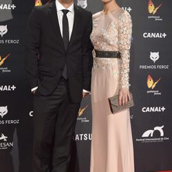Alexandra Jiménez y su pareja, Luis Rallo, en la alfombra roja de los Premios Feroz 2015