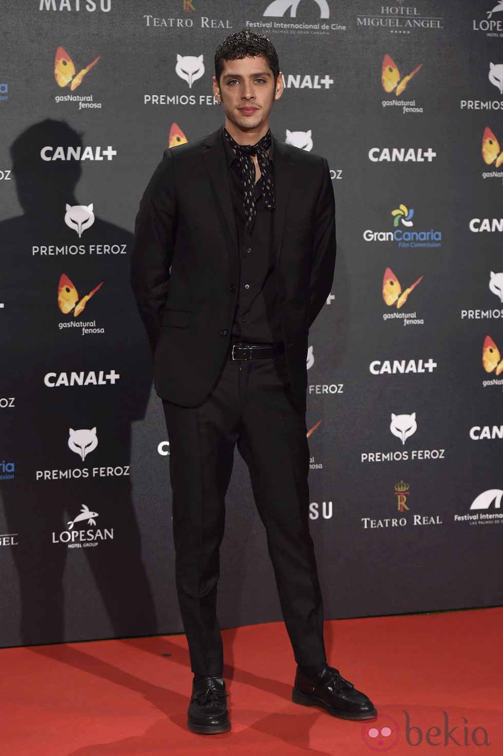 Eduardo Casanova en la alfombra roja de los Premios Feroz 2015