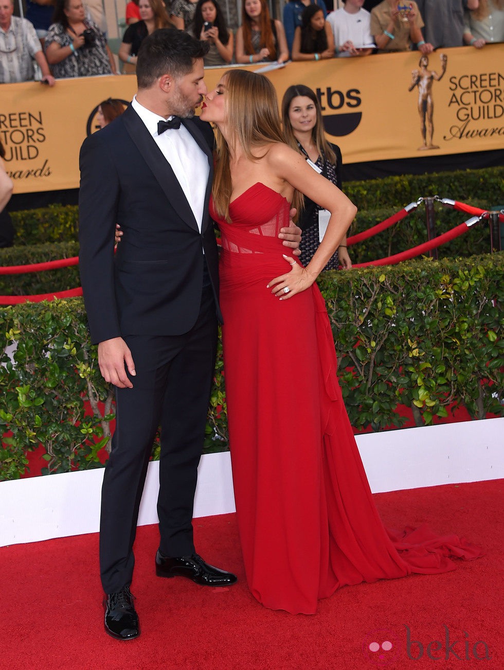El beso de Sofia Vergara y Joe Manganiello en los premios Screen Actors Guild Awards 2015