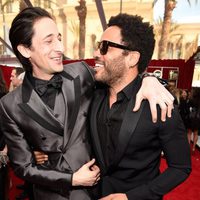 Adrien Brody y Lenny Kravitz en la alfombra roja de los Screen Actors Guild Awards 2015