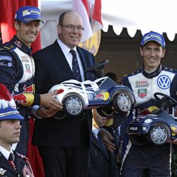 El Príncipe Alberto de Mónaco recibe regalos para los mellizos en el Rally de Montercarlo