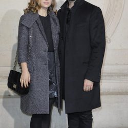 Natalie Portman y Benjamin Millepied en el desfile de Dior en la Semana de la Alta Costura de París primavera/verano 2015
