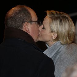 Los Príncipes Alberto y Charlene de Mónaco besándose en las celebraciones de Santa Devota 2015