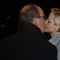 Los Príncipes Alberto y Charlene de Mónaco besándose en las celebraciones de Santa Devota 2015