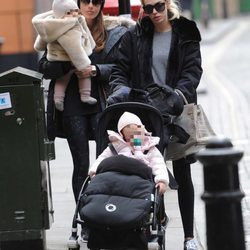 Tamara y Petra Ecclestone con sus hijas Sophia Rutland y Lavinia Stunt en el centro de Londres